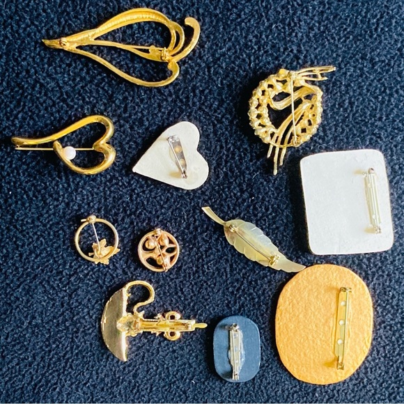 Costume jewelry brooches, set of 11 - Picture 2 of 13